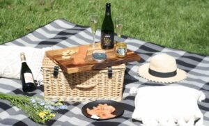 Read more about the article Decadent Alfresco Dining with Caviar House & Prunier