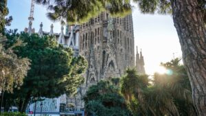 Read more about the article Barcelona’s Sagrada Familia has taken over 100 years longer to build than the Taj Mahal! 